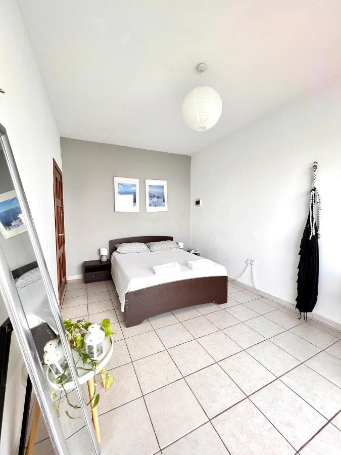 F8 1 Seaview Room, Living And Bathroom Shared , Stjulians Saint Julian's Exteriér fotografie