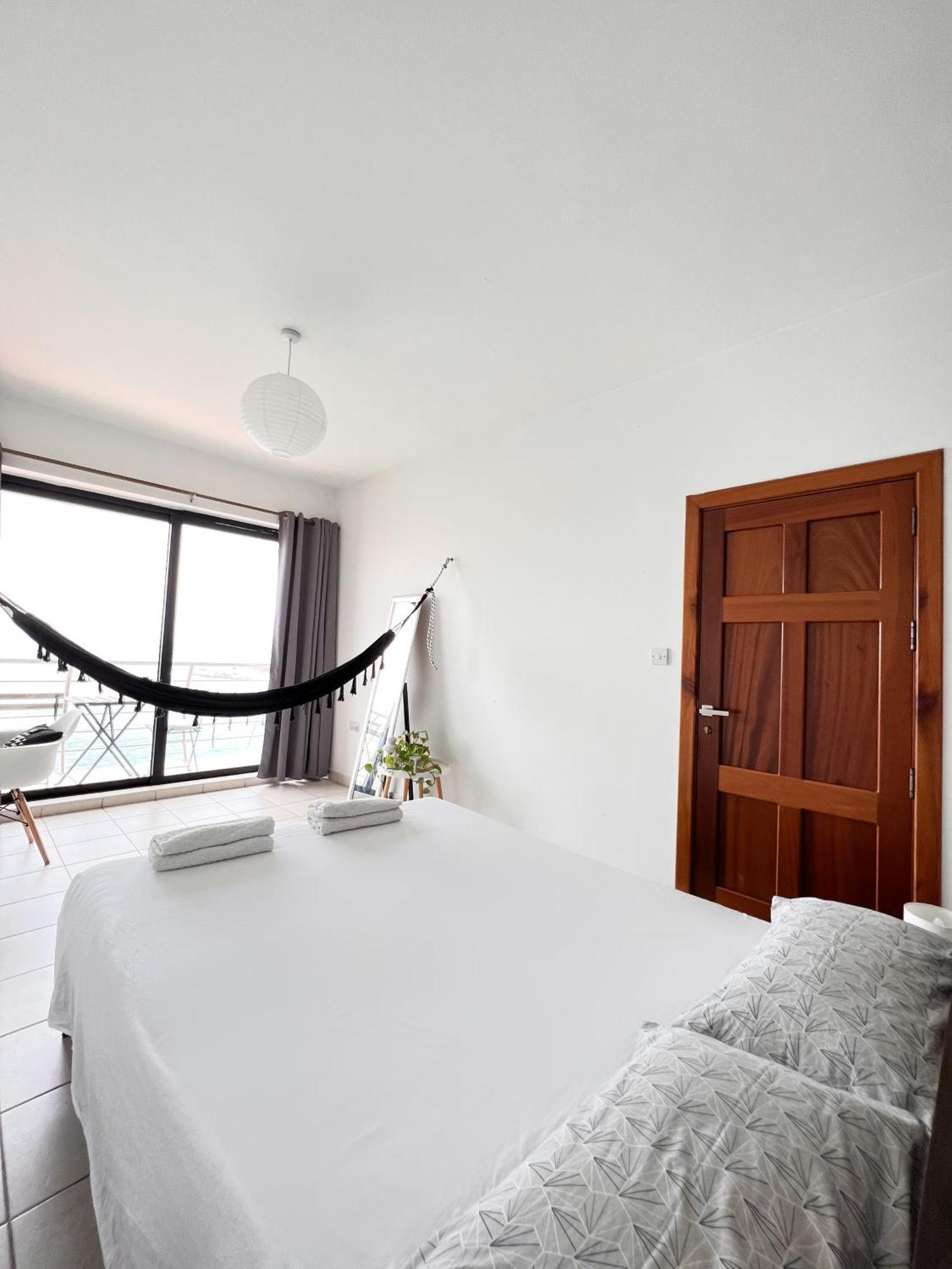 F8 1 Seaview Room, Living And Bathroom Shared , Stjulians Saint Julian's Exteriér fotografie